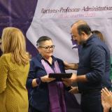 El Rector General le entrega reconocimiento a la doctora Ruth Padilla Muñoz