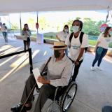 Un hombre en silla de ruedas espera su turno para ser vacunado