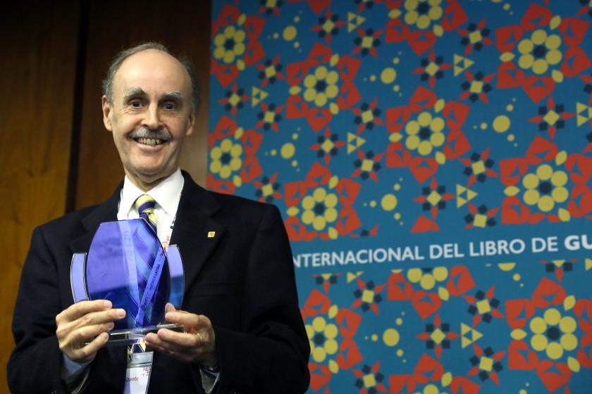 doctor Felipe Bracho Carpizo sostiene su reconocimiento