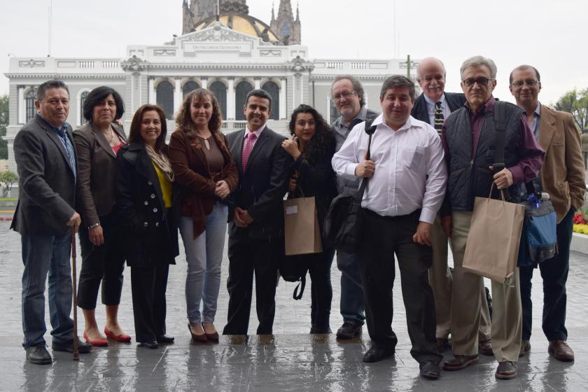 fotografia grupal afuera del edificio administrativo de la UDG