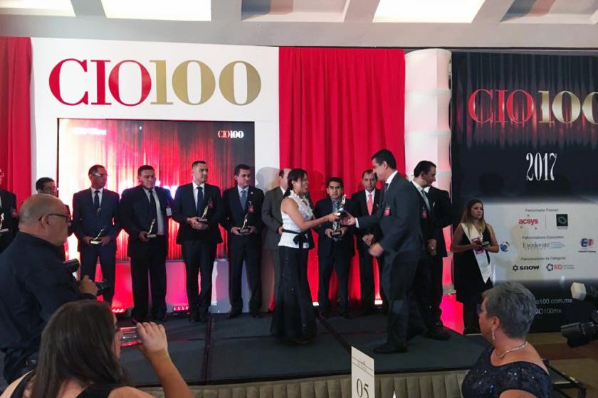 Dr. Luis Gutiérrez recibe el premio CIO 100