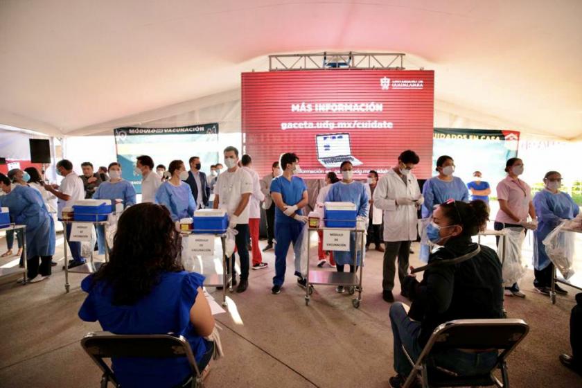 Voluntarios se presentan frente al publico que fue a vacunarse