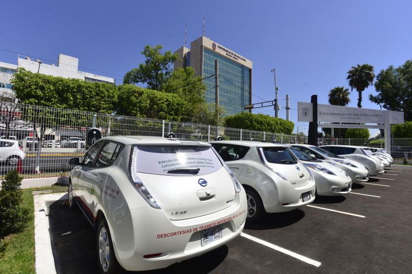 Inaugura UdeG electrolinera y presentan primeros autos ecológicos