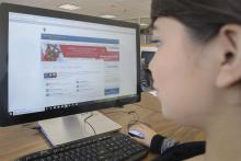 joven usando una computadora de escritorio