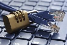 cables de ethernet atados a un candado