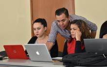 Académicos apoyan para dar clases en línea